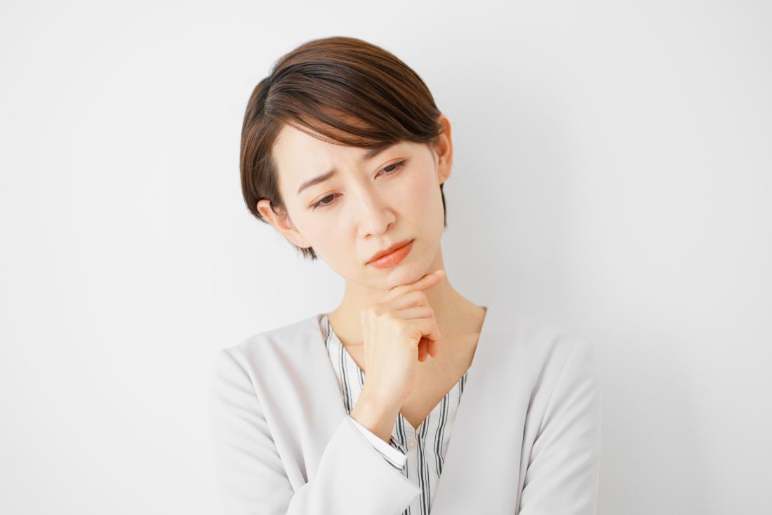 考える女性