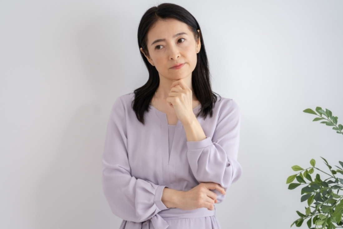 考える女性